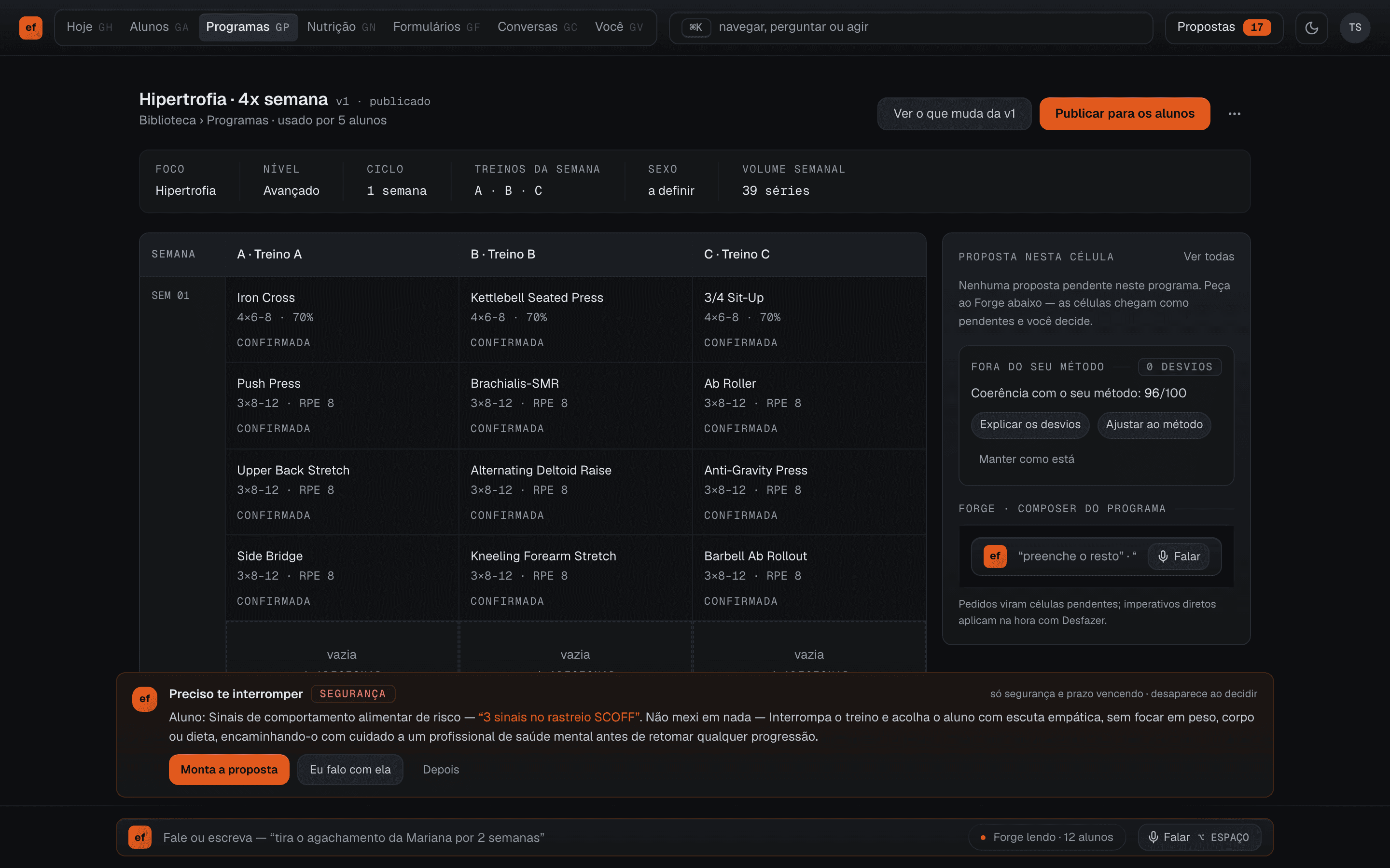 O programa aberto no builder: a grade de células com séries, repetições e RPE, e ao lado o painel de proposta do Forge com a coerência em relação ao método do treinador