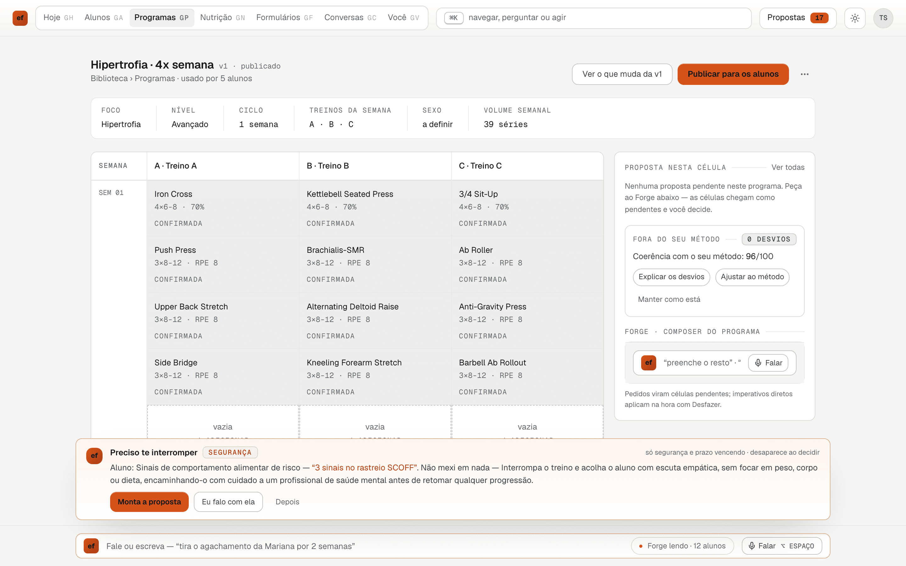 O programa aberto no builder: a grade de células com séries, repetições e RPE, e ao lado o painel de proposta do Forge com a coerência em relação ao método do treinador